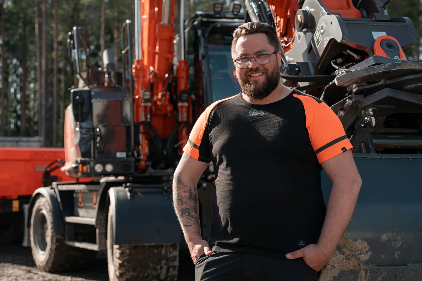 Hans Malm framför grävmaskin